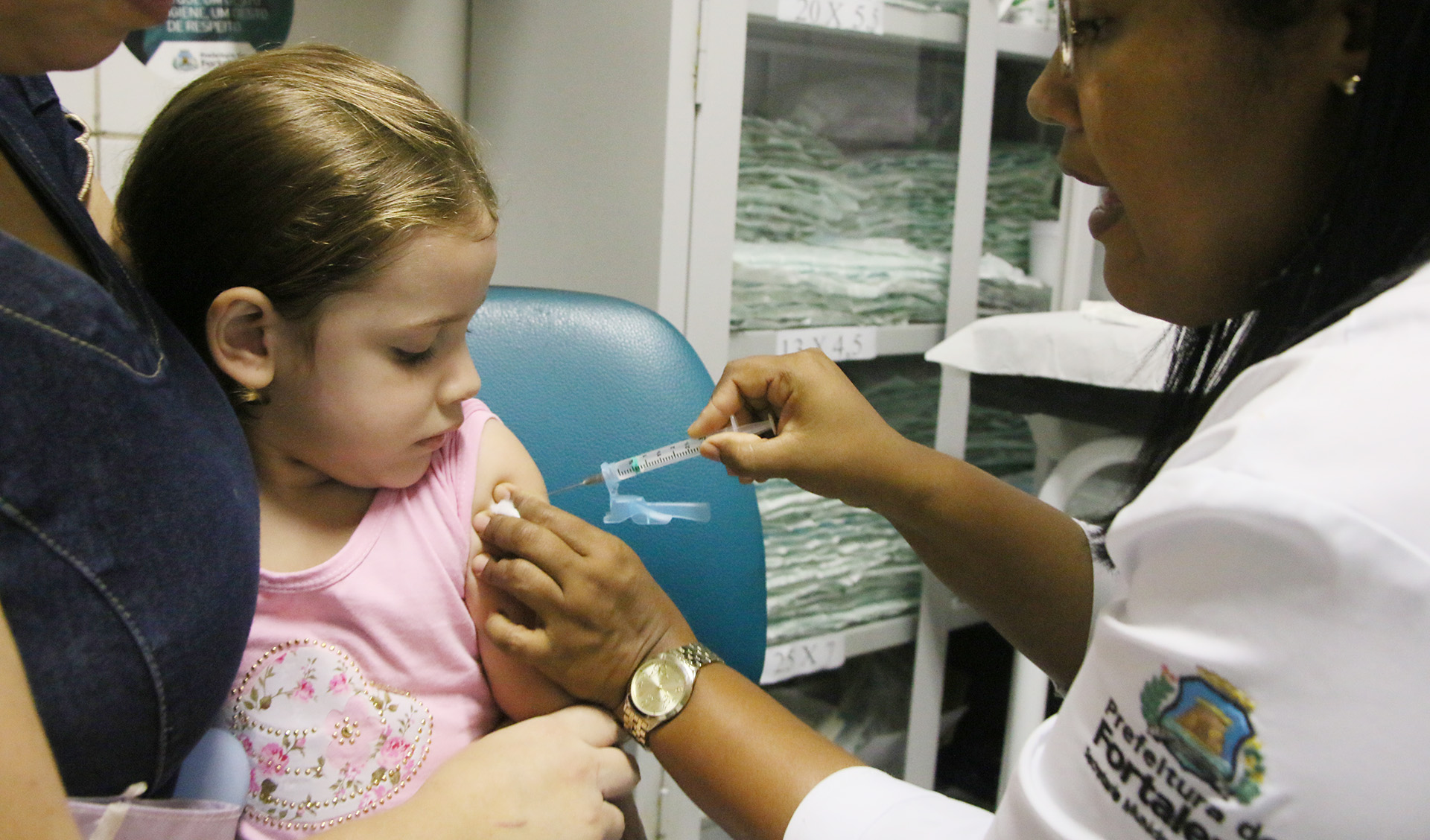 enfermeira vacina uma menina